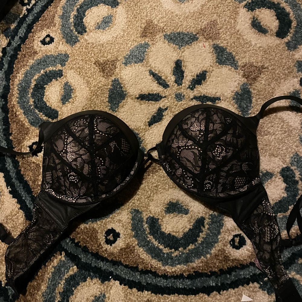 Womens 32D Victoria secret bra